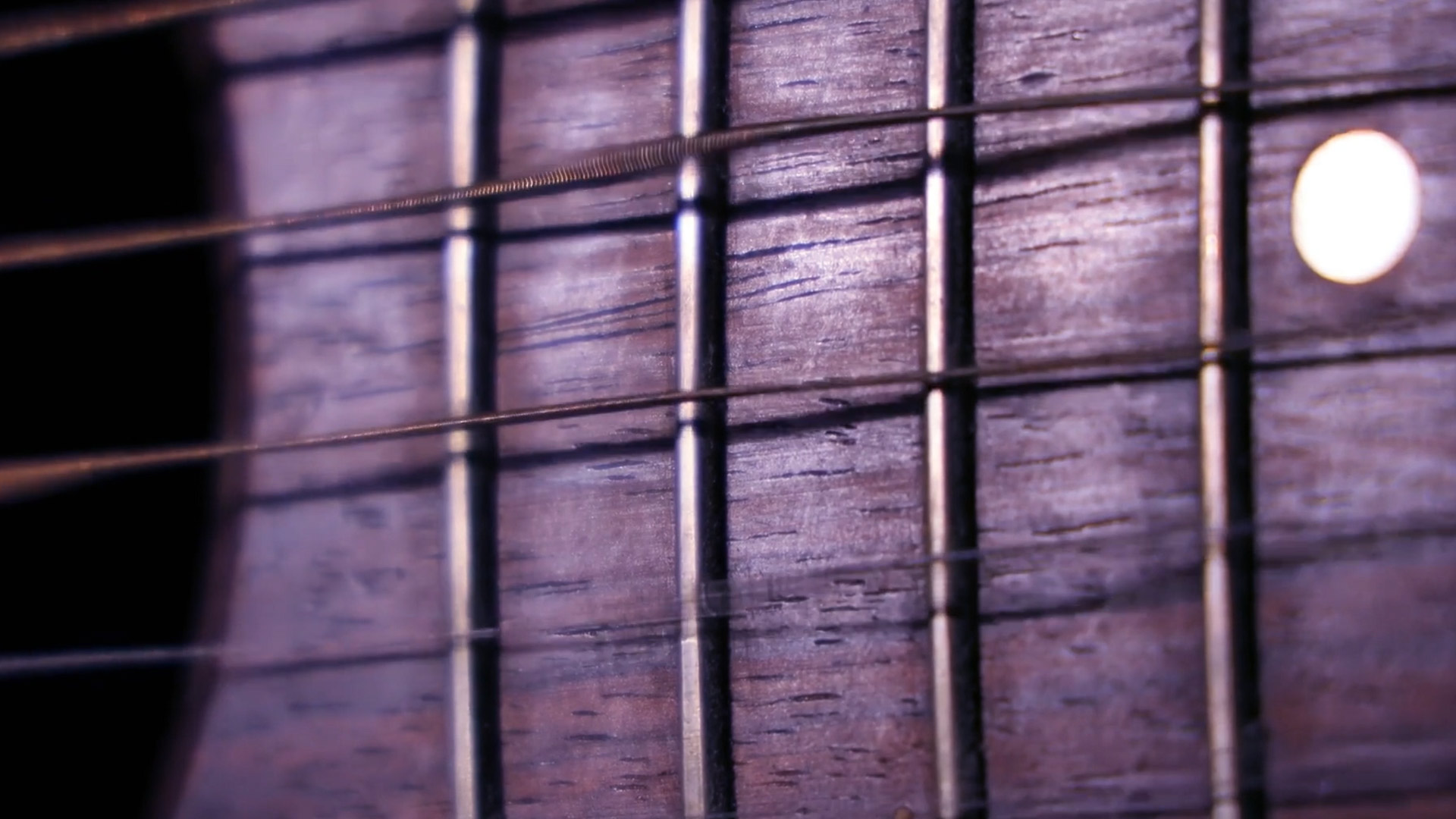 Acoustic guitar strings virbating